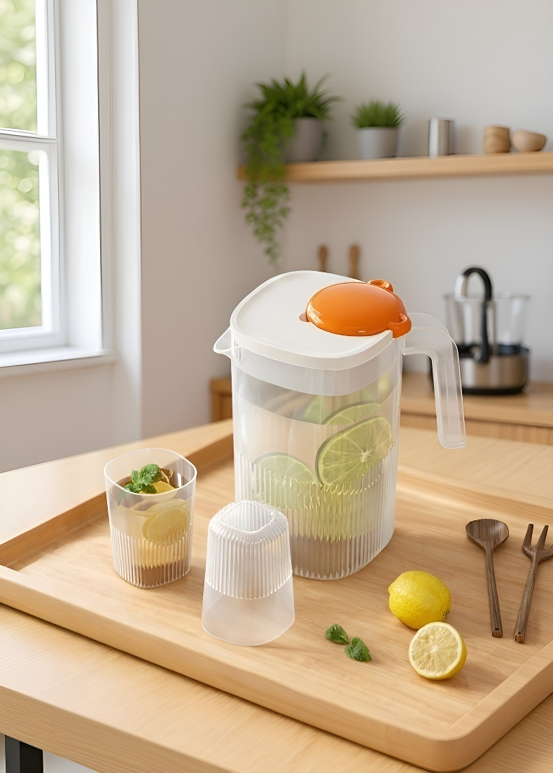 استخدام كوب بلاستيكي في المكتب