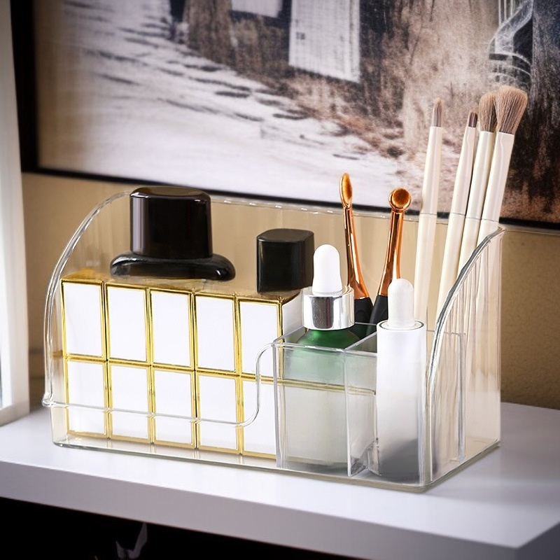 ชั้นเก็บลิปสติกและแปรงแต่งหน้าหรูหราบนโต๊ะ