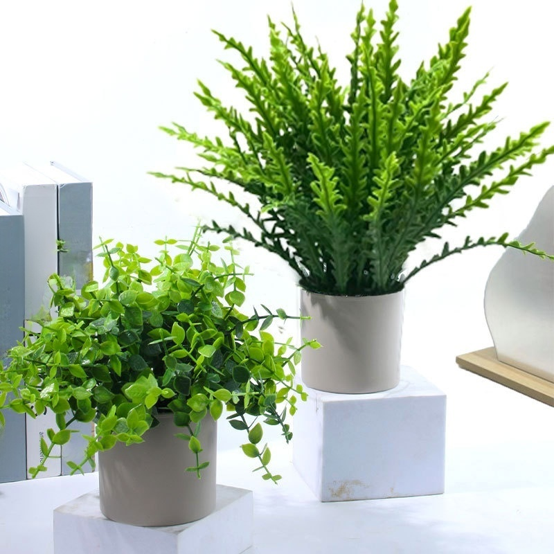 Adornos artificiales de plantas verdes
