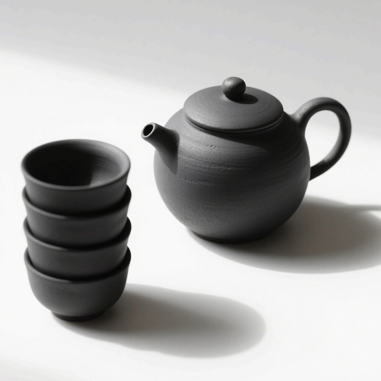 Teeservice aus Bone China (eine Kanne und 4 Tassen)