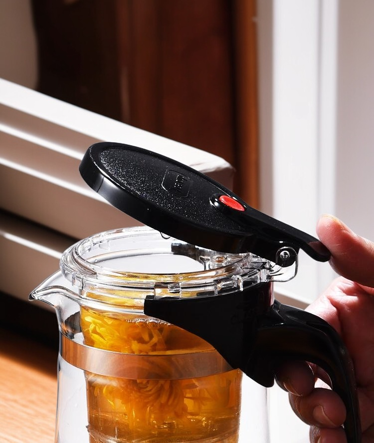 Convenient tea set for sharing with friends