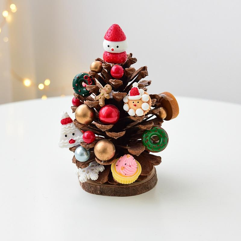 Adornos navideños de piñas
