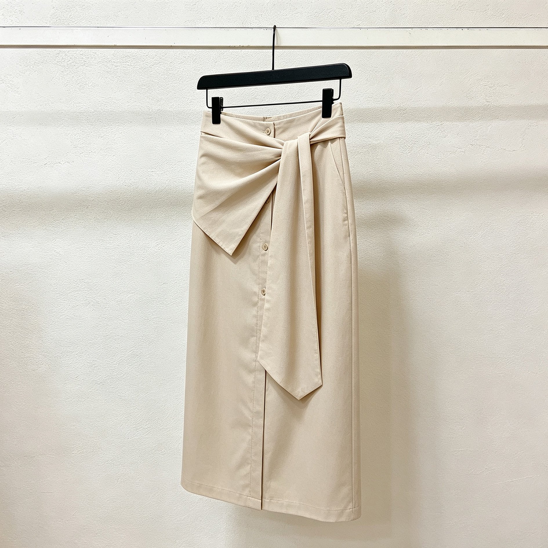 カーキ色の結び目付きミディスカート