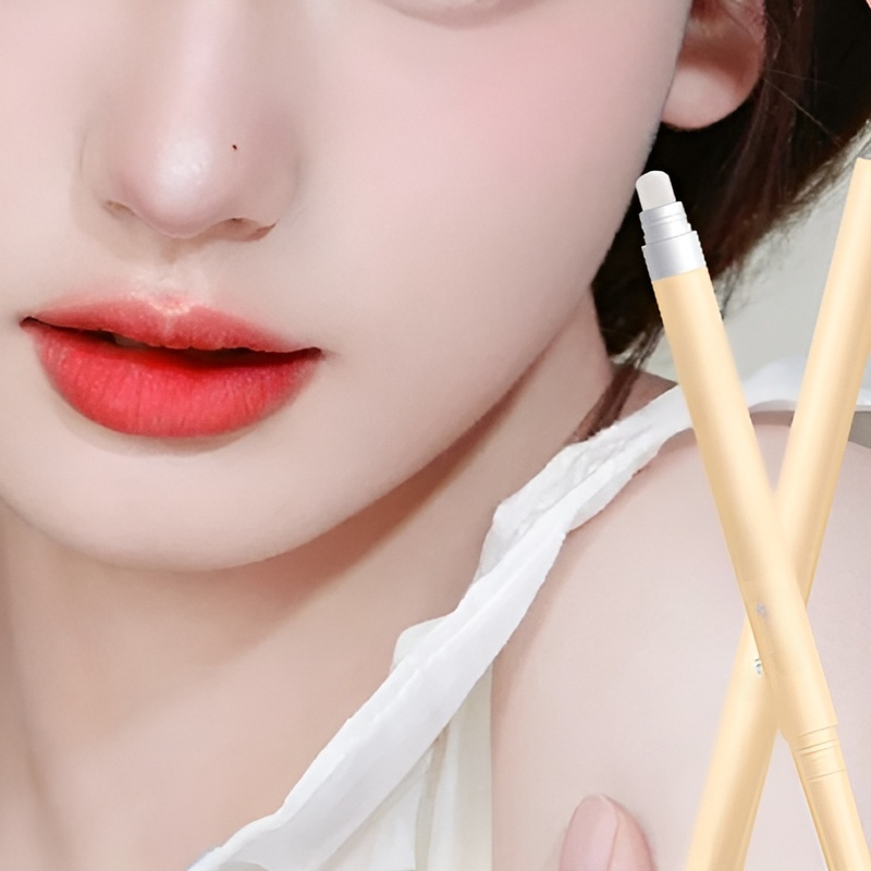 여성 모델의 볼륨감 있는 립 메이크업