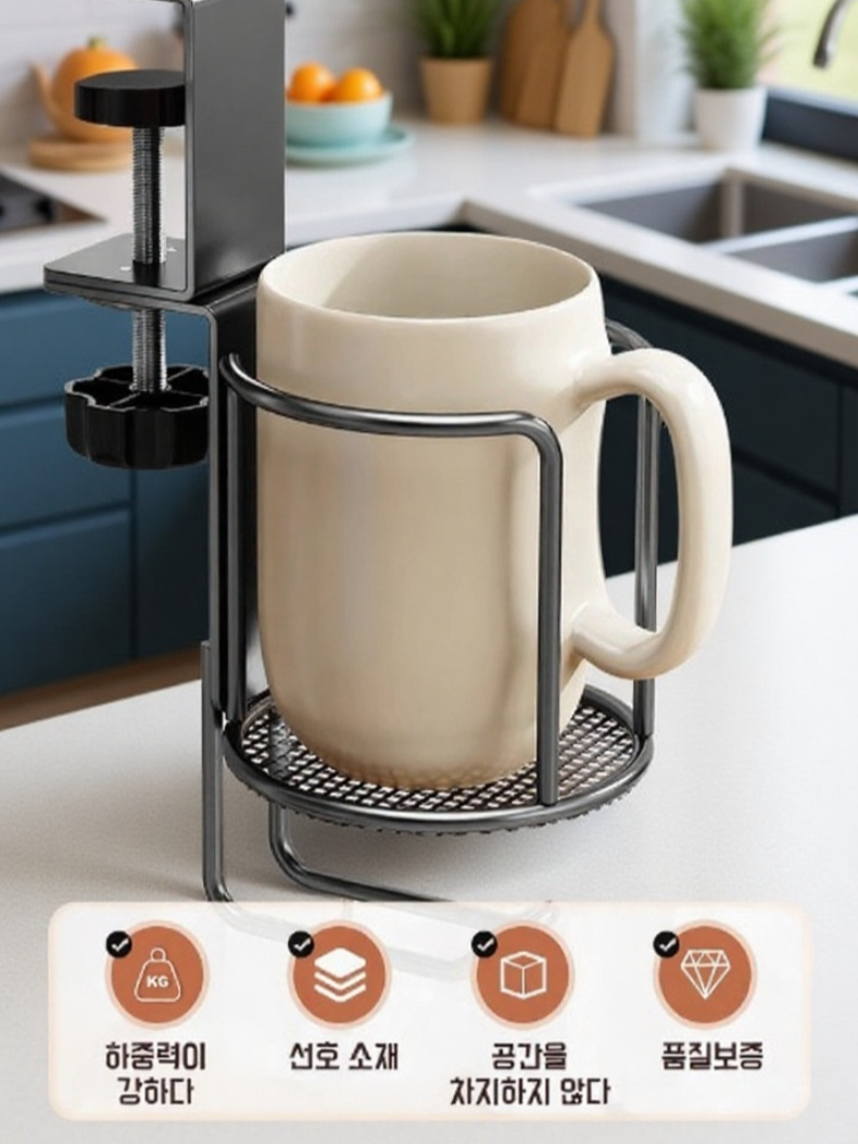 여러 가지 컵이 진열된 물컵 거치대