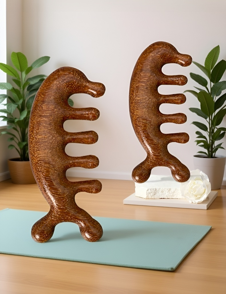 髪の毛をとかすサンダルウッド櫛の使用例