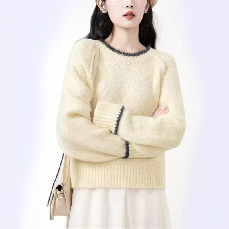 シンプルでモダンなカラーブロックセーターの質感画像