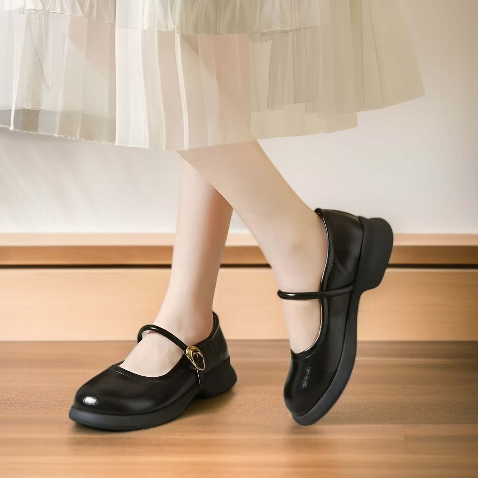 أحذية جديدة ذات مقدمة مستديرة