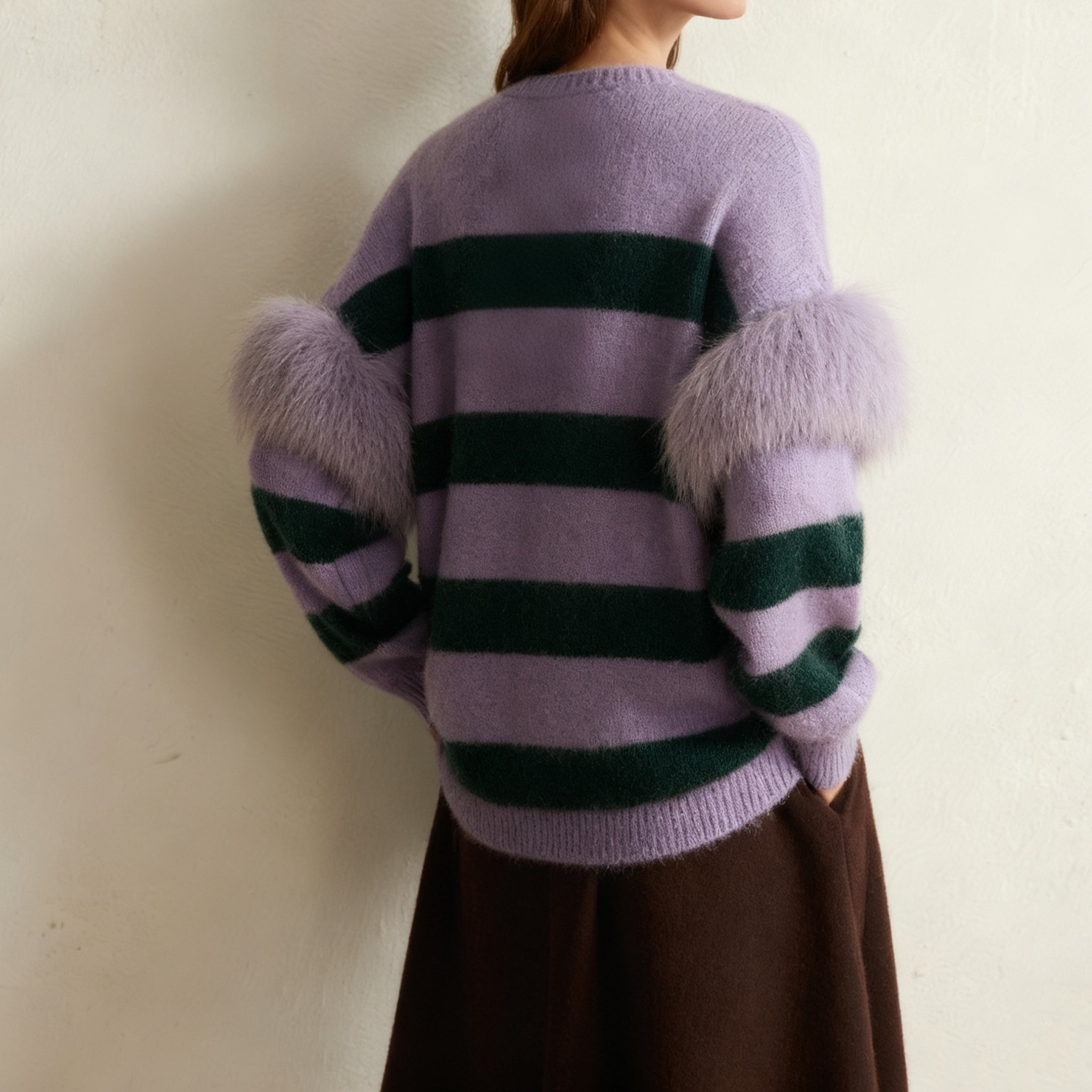 여성 모델이 착용한 퍼플 스트라이프 니트