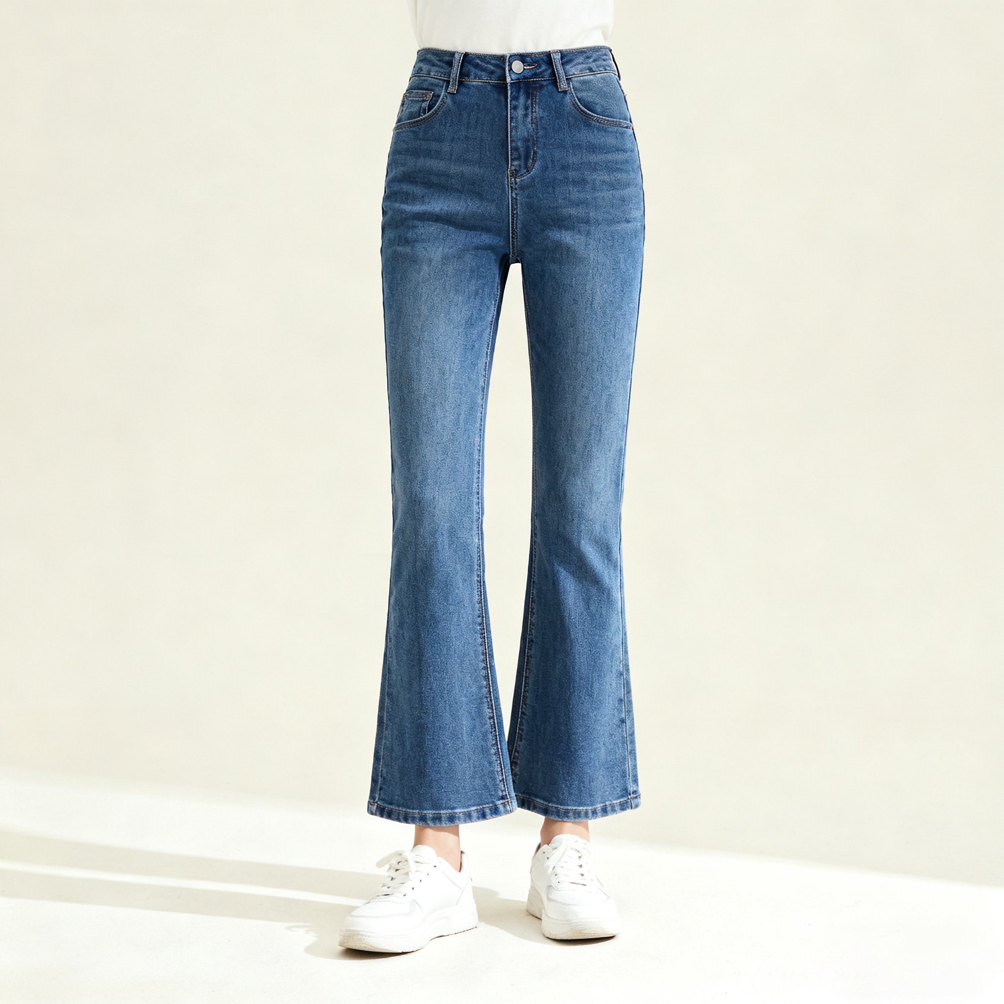 여성 빈티지 블루 플레어 크롭 진 착용 이미지