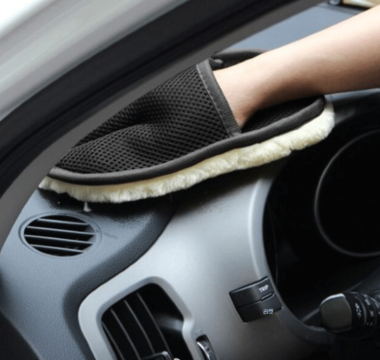 자동차 실내외 겸용 융털 세차장갑 사용 예시