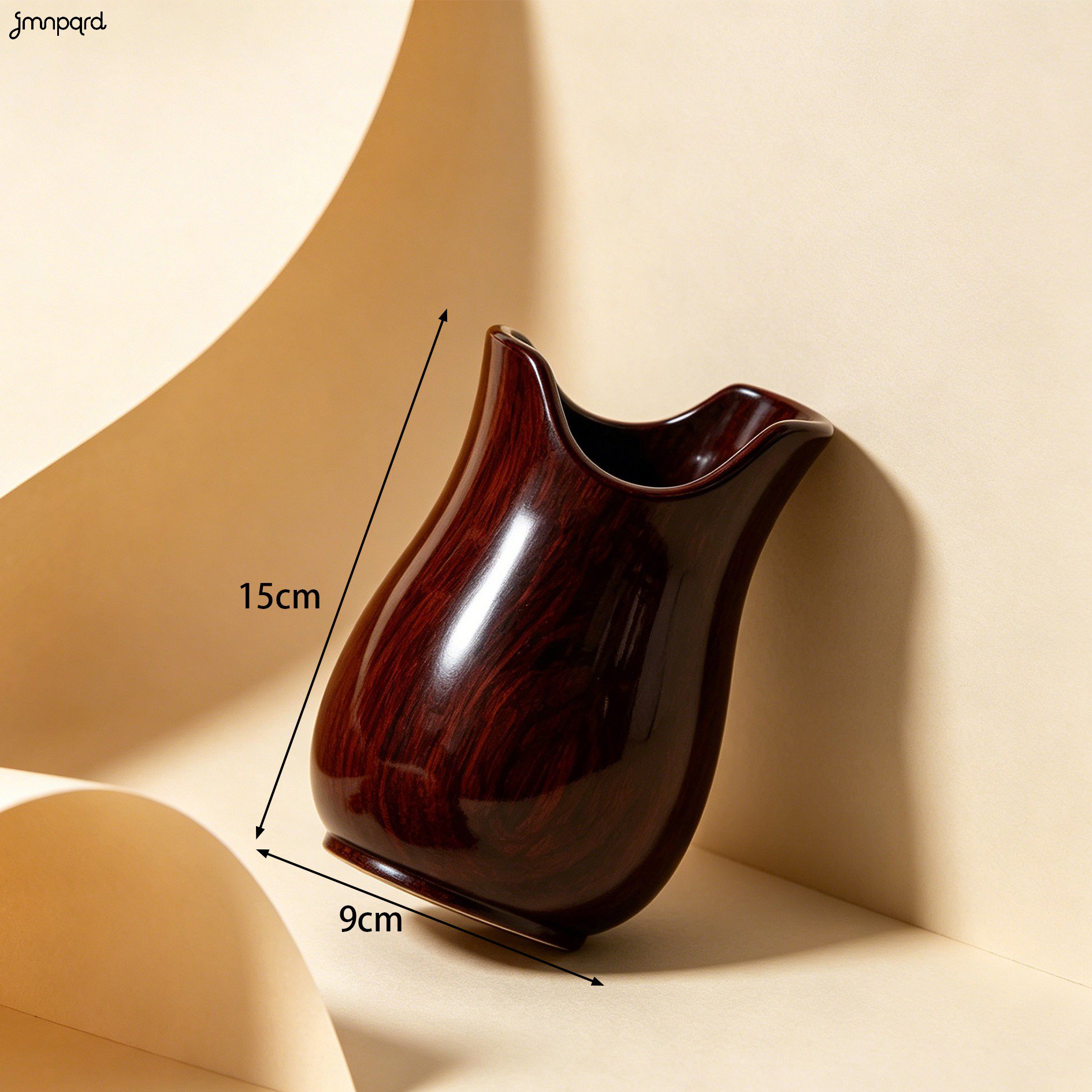 Detalle de textura natural en tazas de madera marrón oscuro