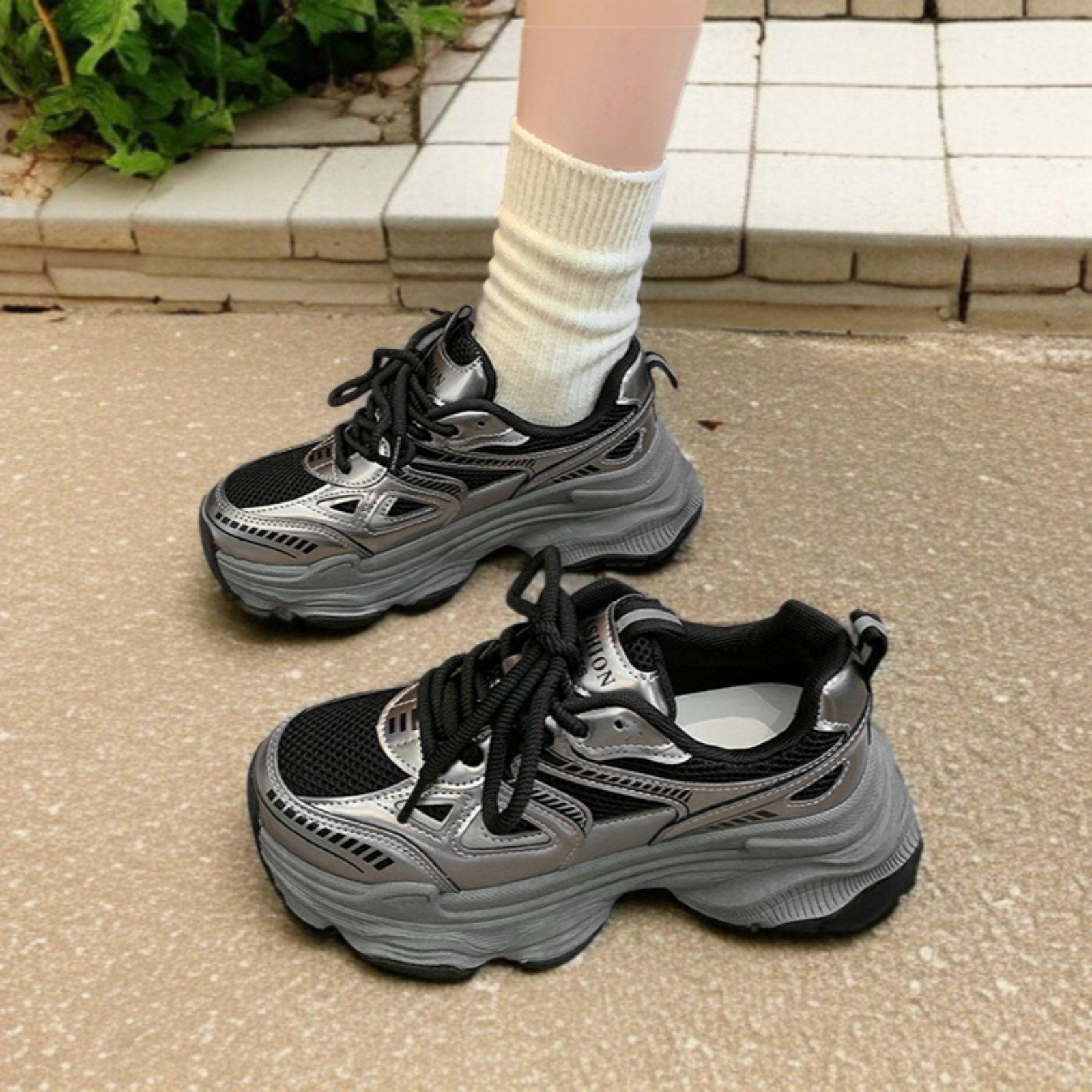 春夏の女性用人気ダッドシューズ、新しい厚底身長アップシューズ、メッシュ表面、通気性、多用途、軽量スポーツカジュアルシューズ