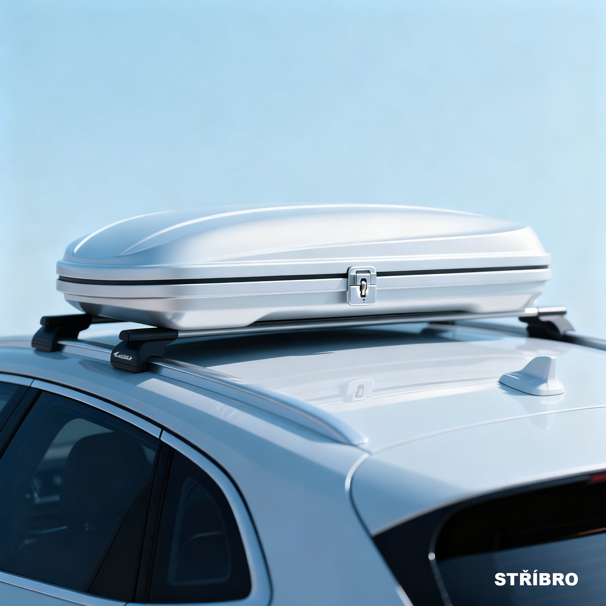 Střešní kufr otevřený s uloženými zavazadly