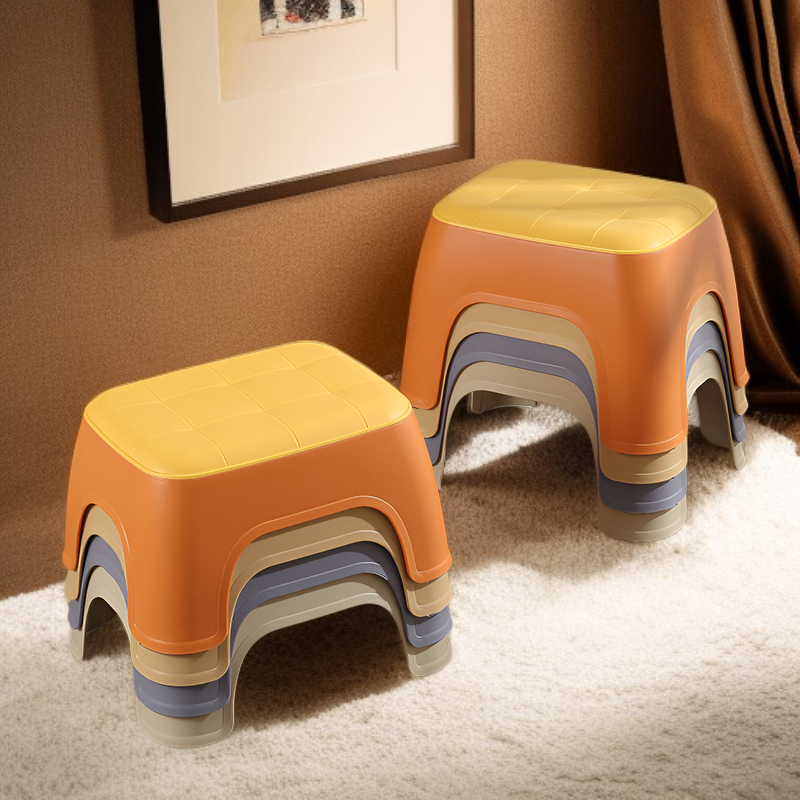 プラスチック製の小さな子供用スツール正面画像