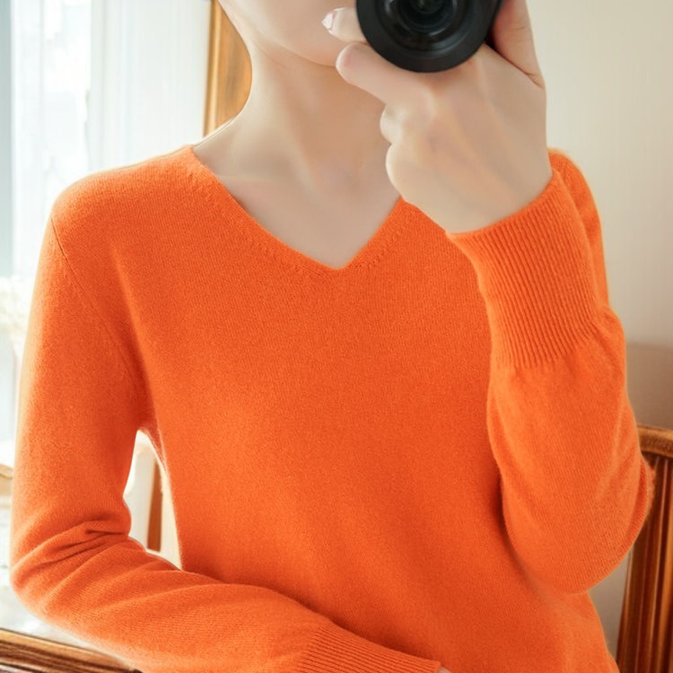 여성 니트 V넥 커버 베이스 스웨터 착용 이미지