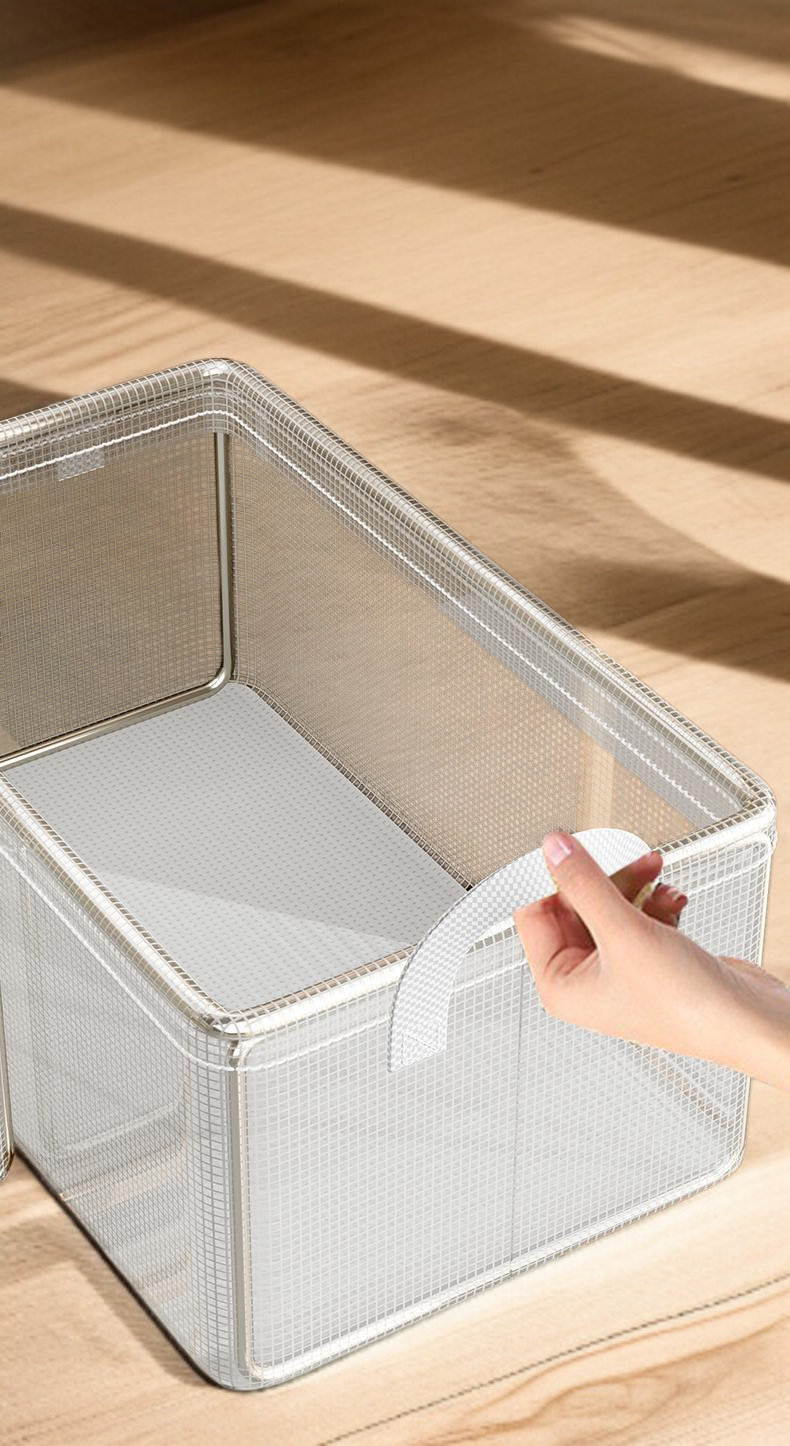 洗濯物を入れた透明収納かご