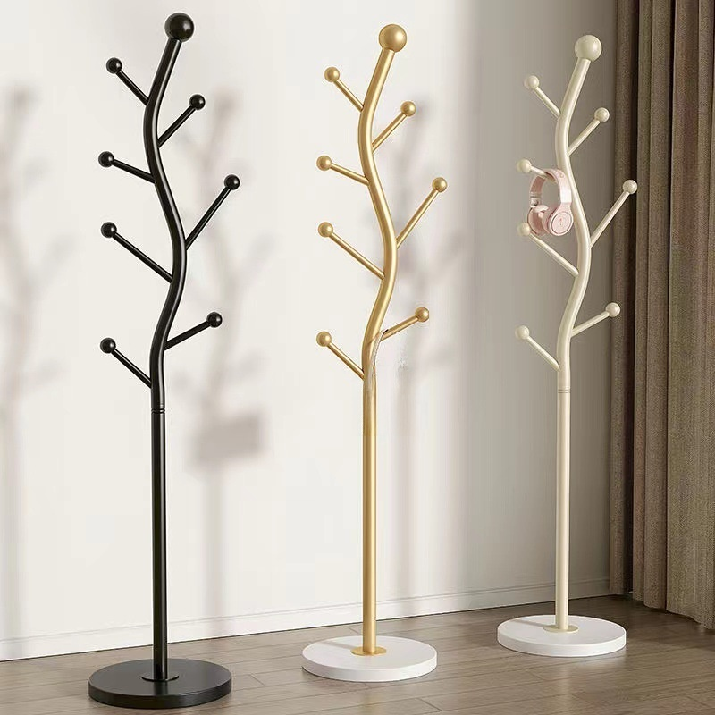 거실 바닥에 세워 놓는 코트걸이