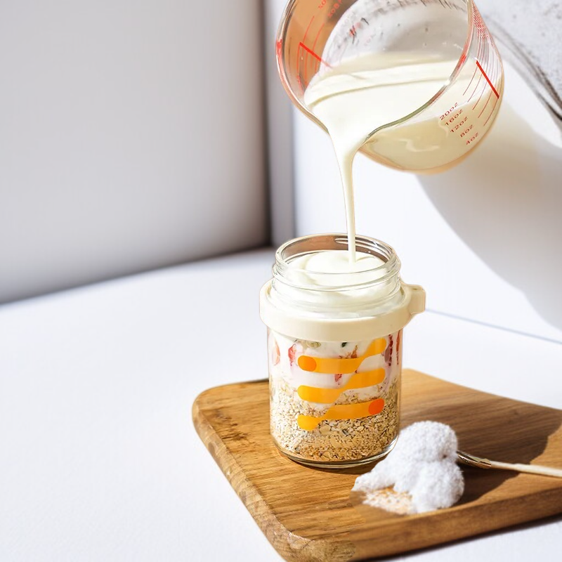 Cereal crujiente y yogur fresco en un solo vaso