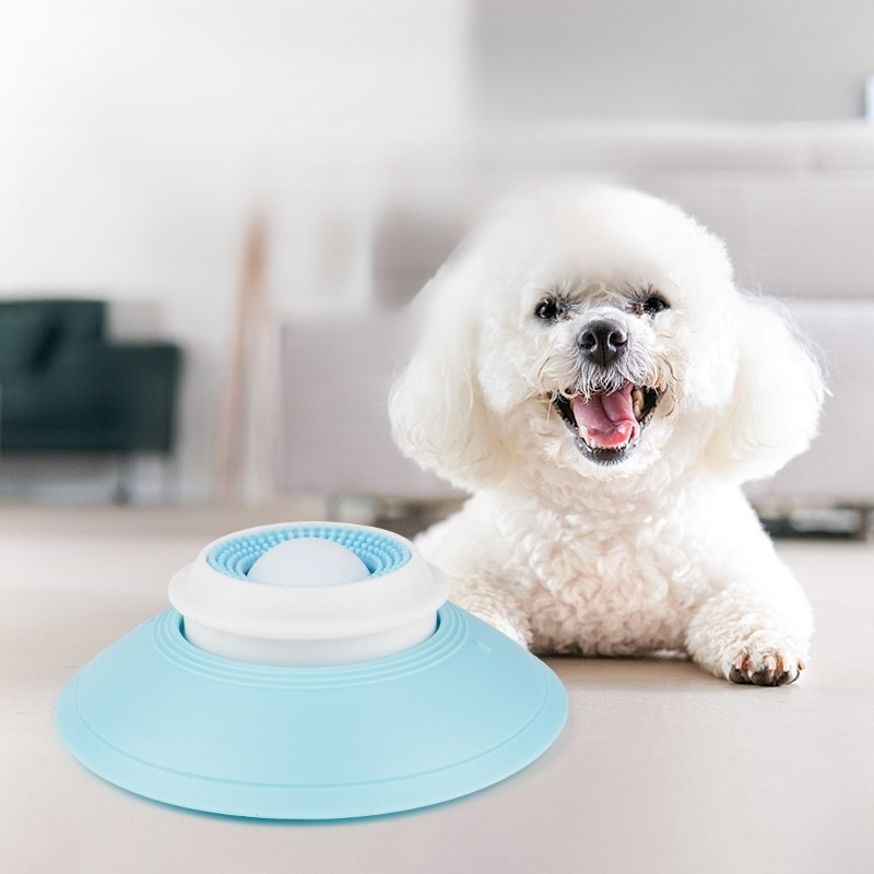 犬のおもちゃのなめる楽しみはひっくり返さないようにする