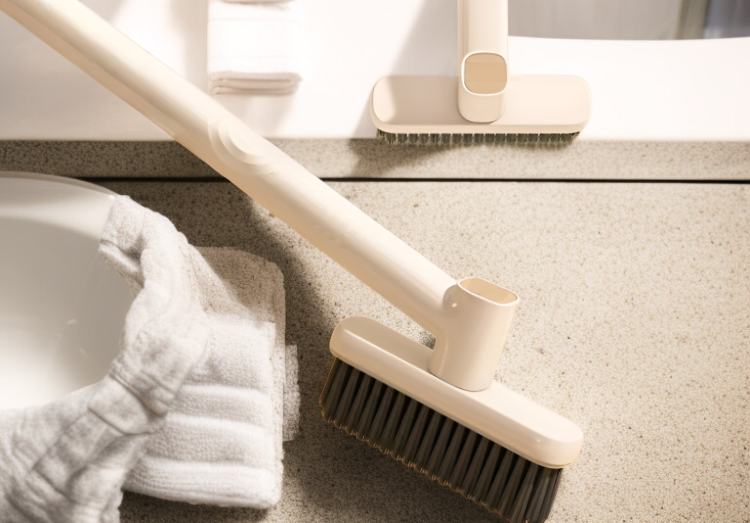 コンパクトなバスブラシで床掃除もラクラク