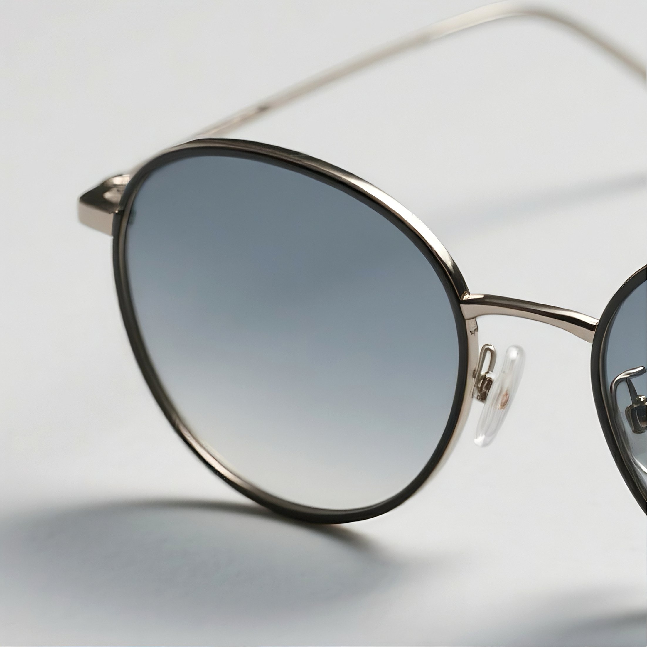 แว่นตากันแดดทรงกลมกรอบสีเงิน เลนส์ไล่เฉดสีฟ้า