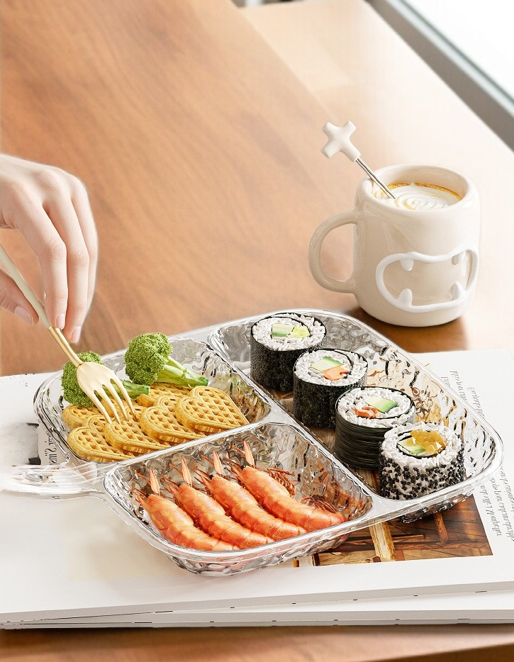 수납판에 다양한 재료를 정리한 모습