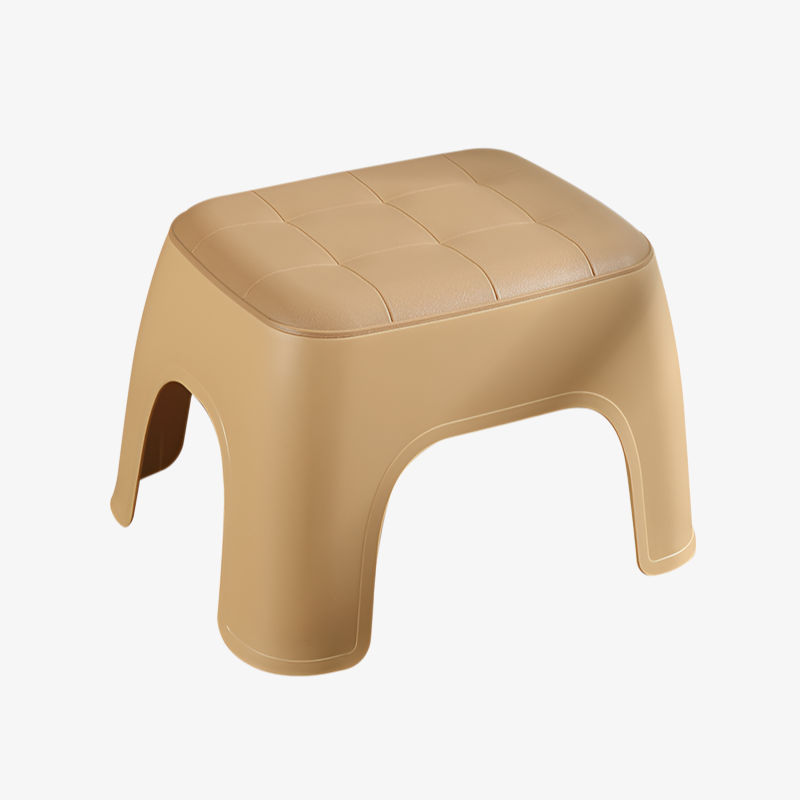 Skandinavischer Kunststoffhocker im minimalistischen Stil