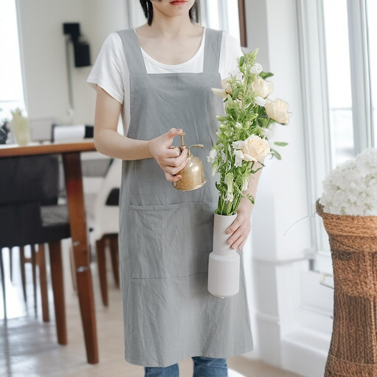 Simple style cotton and linen apron with wide shoulder straps and solid color.