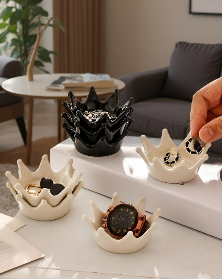 حافظة مجوهرات على شكل تاج ملكي