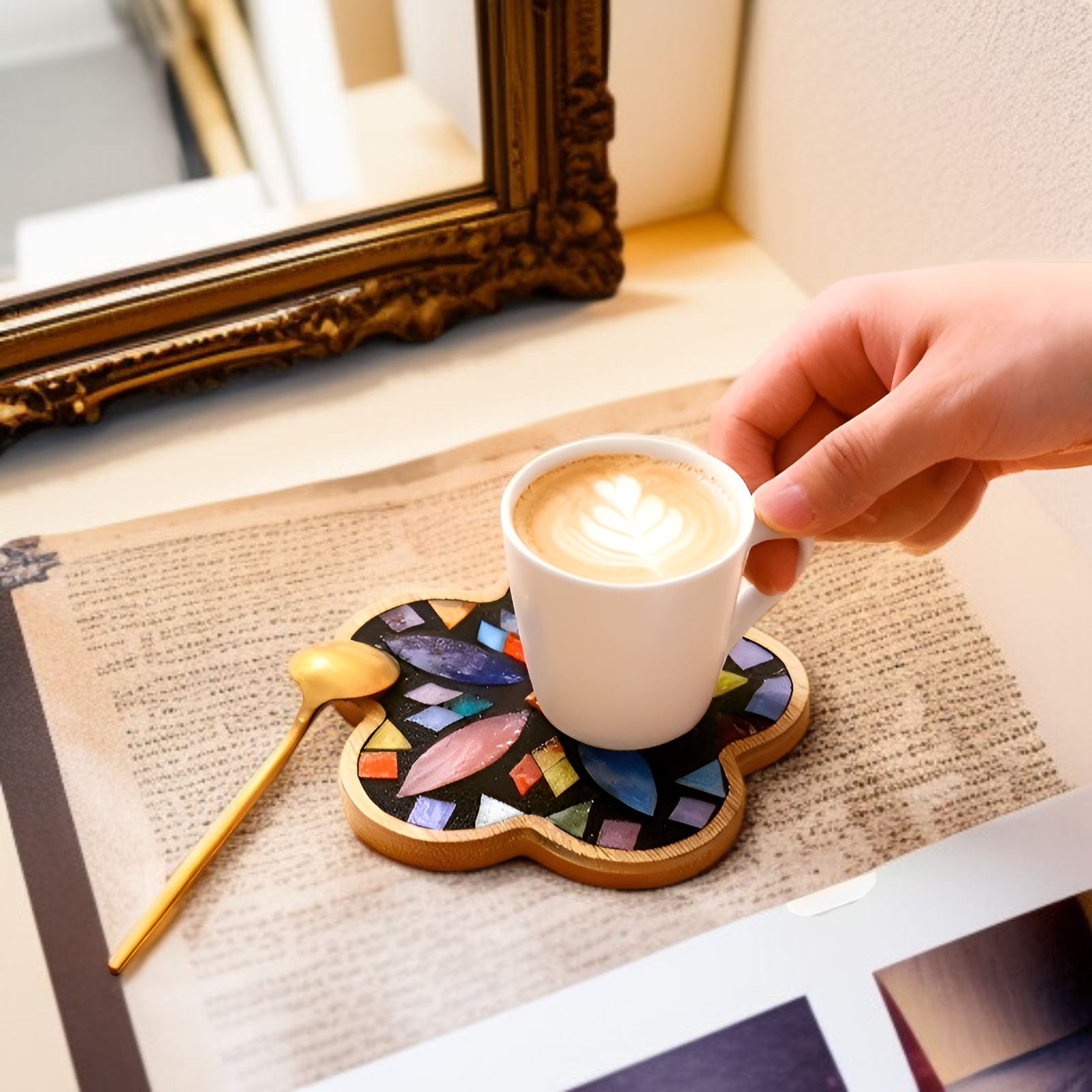 테이블 위에 놓인 핸드메이드 코스터