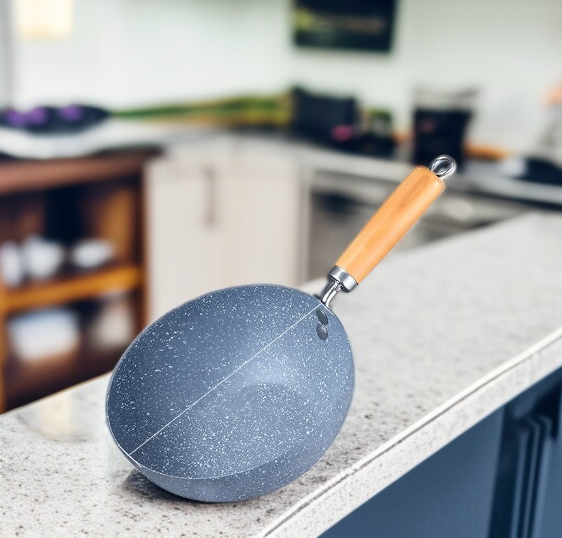 美味しく焼き上げた料理とフライパン