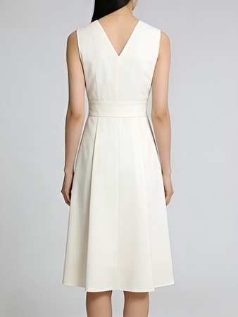 Ärmelloses A-Linien-Kleid in Cremeweiß mit V-Ausschnitt und Taillierung