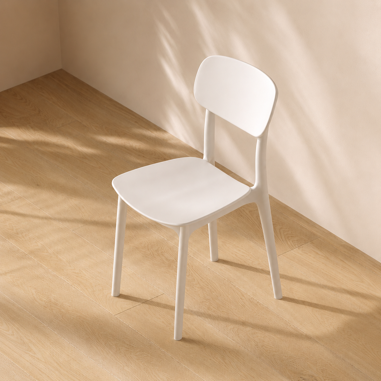 Minimalistischer weißer Stuhl im Wohnzimmer