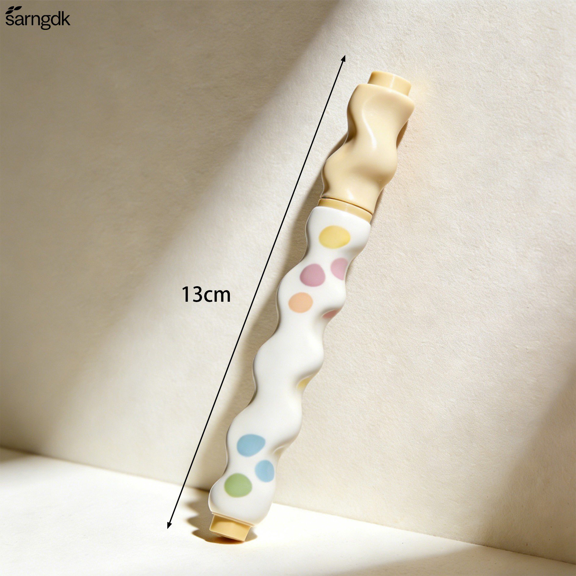 화이트보드에 필기 중인 마커 모습