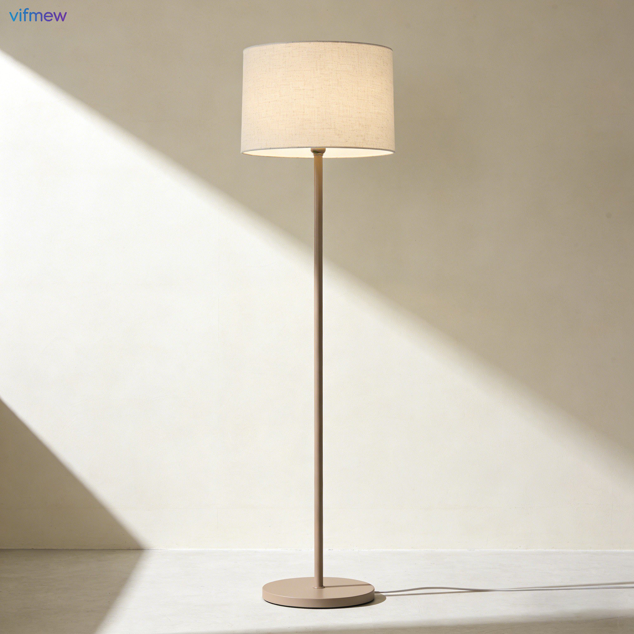 ミニマリストフロアランプ
