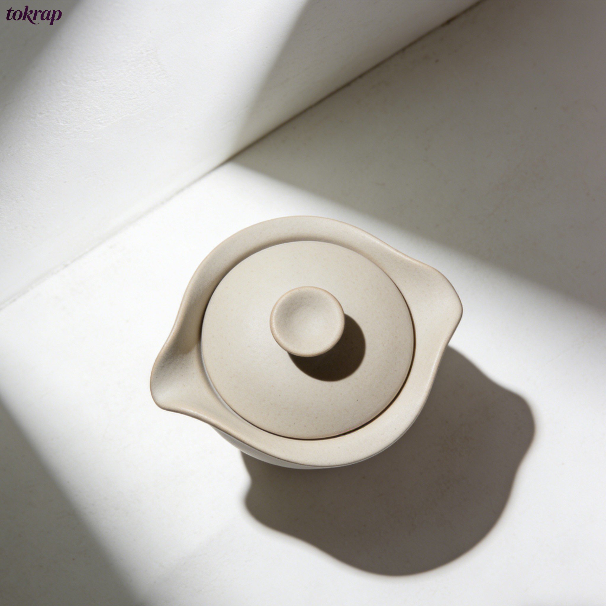 マットな粗い陶器の蓋付きボウル全体写真