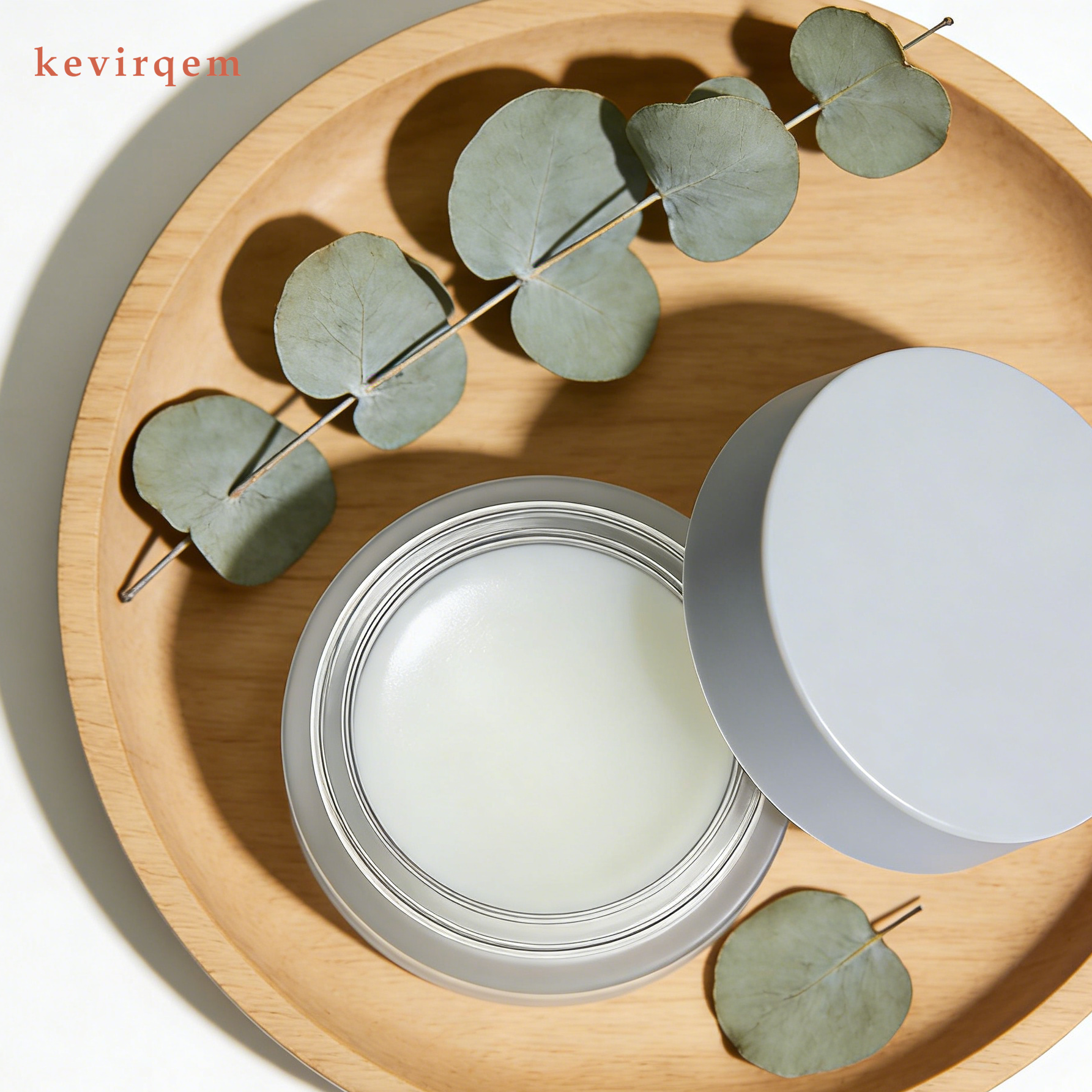 연회색 뚜껑의 불투명 유리병 립 마스크