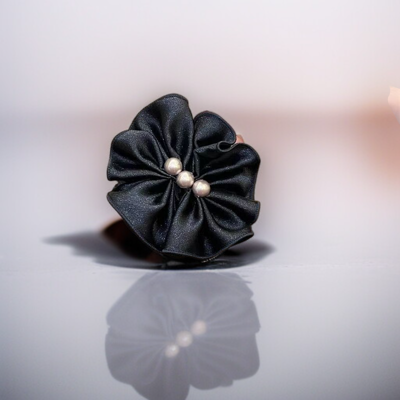 ファッショナブルなサテンパールのヘッドピース