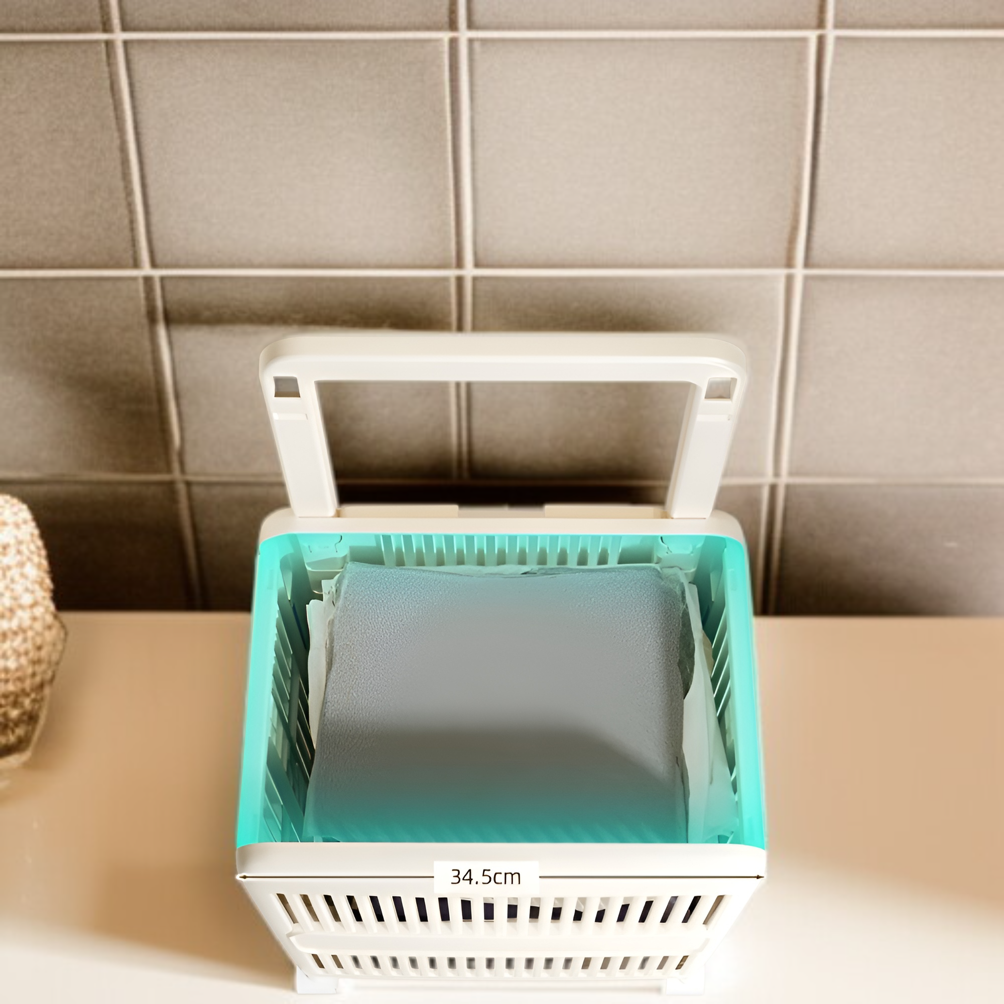 세탁실에 놓인 접이식 바구니