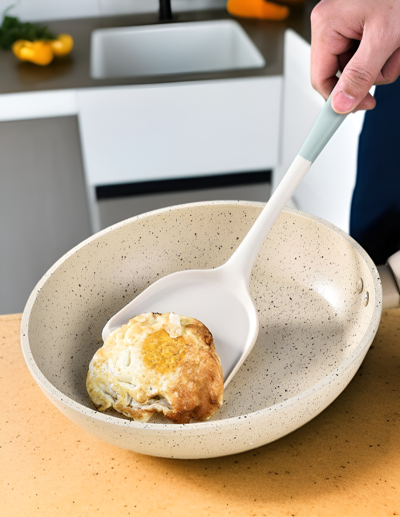 주방에서 실리콘 주걱 세트 활용 모습