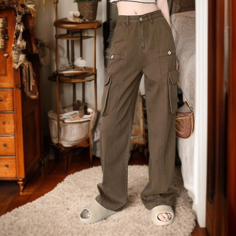 カジュアルスタイルのレディースパンツ後ろ姿