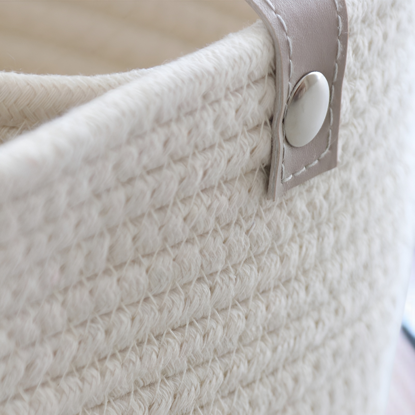 手編みの収納バスケット