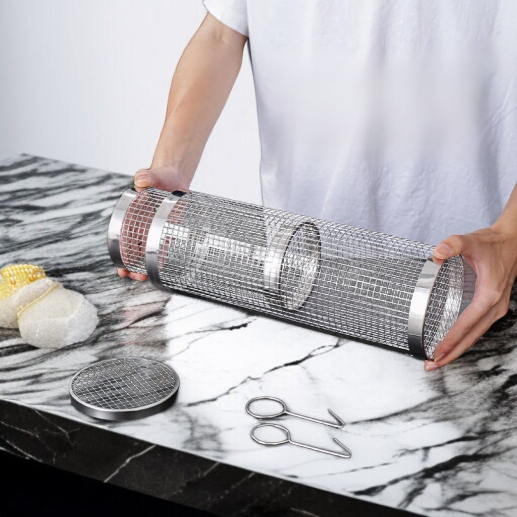 바비큐 케이지에 고기와 야채 조리 장면