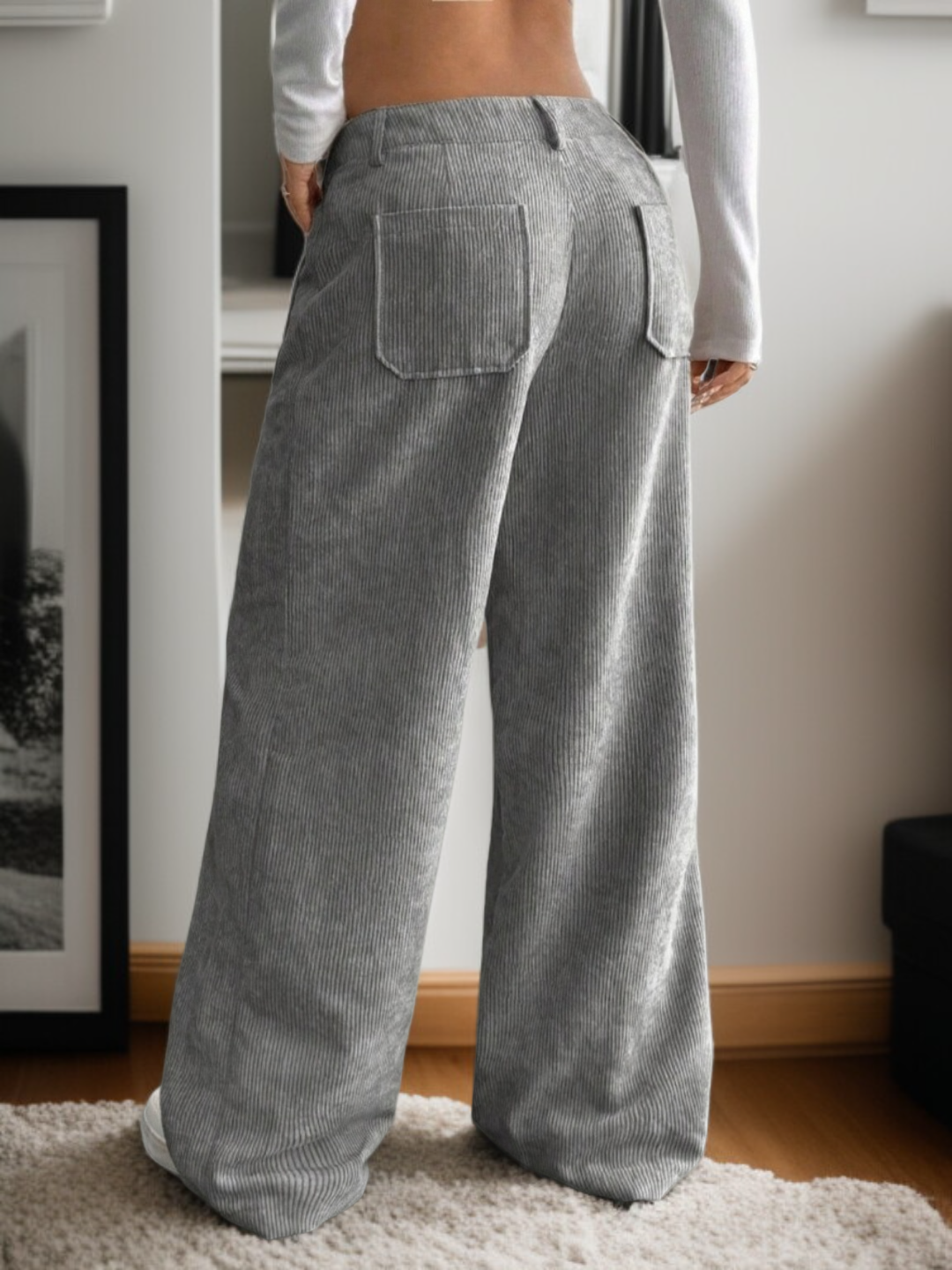 カジュアルコーデに合わせた無地ワイドパンツ