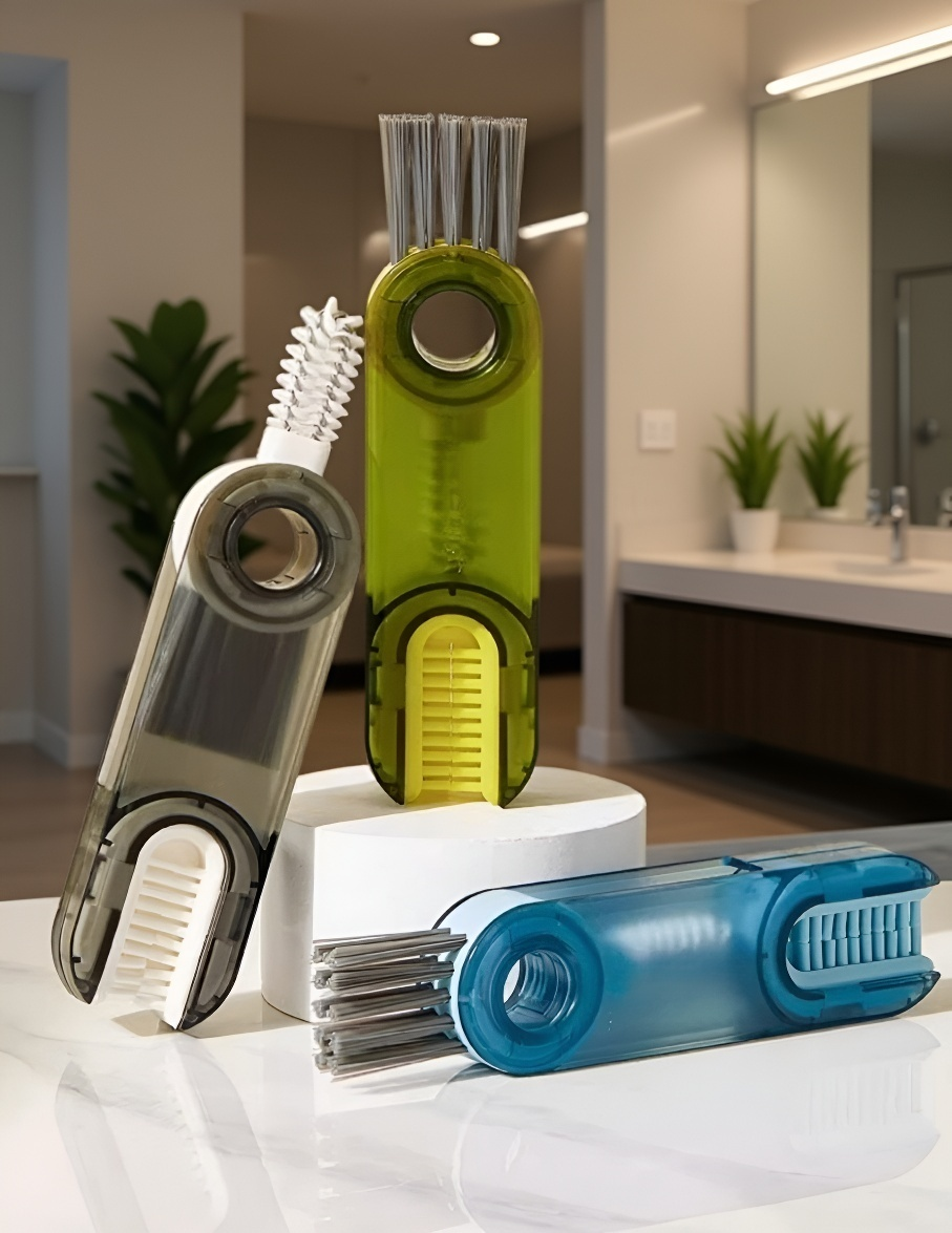 キッチンの隅を掃除する隙間ブラシ