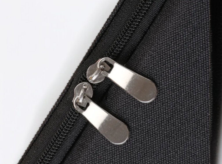 수납백에 여러 물건을 넣는 모습