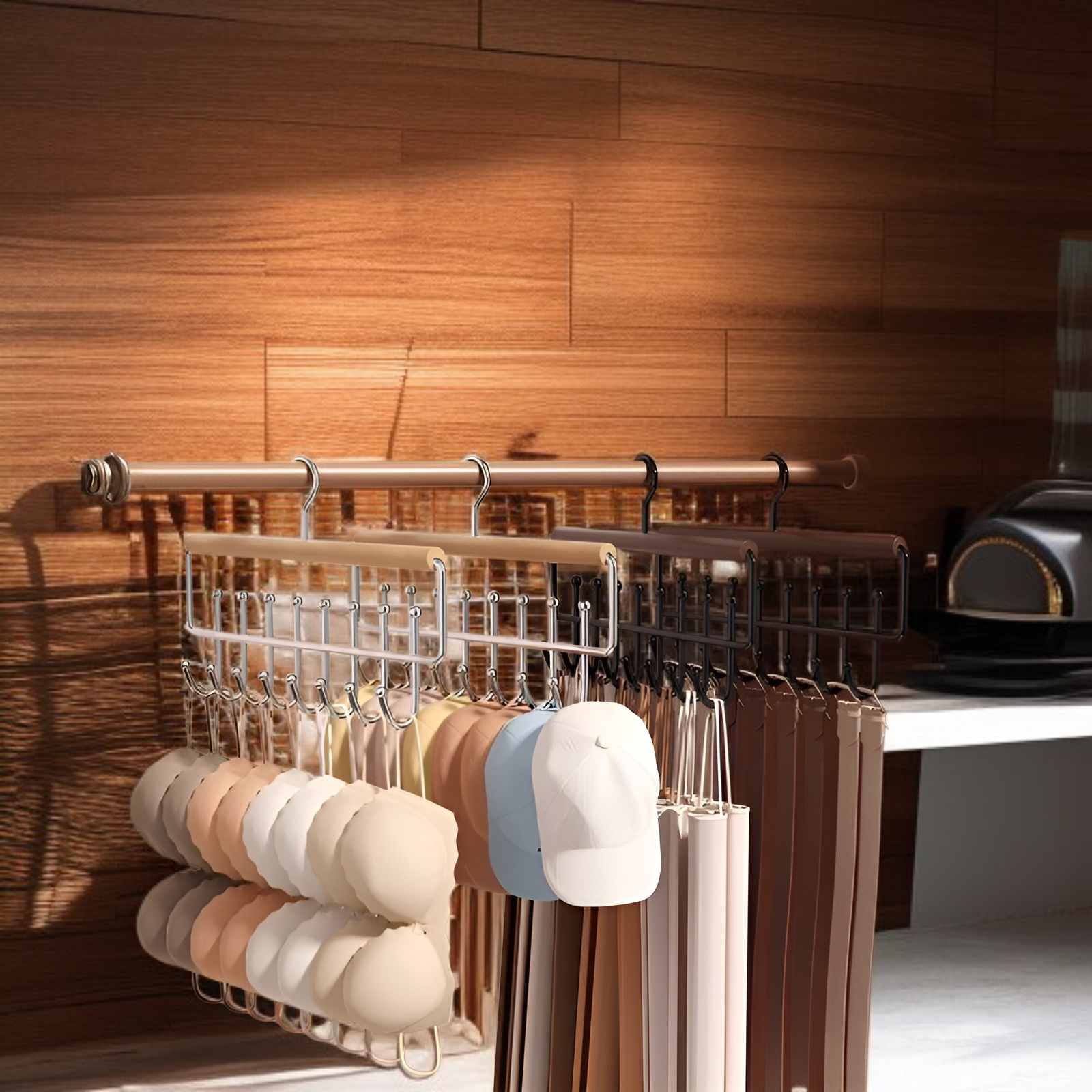 여러 옷과 액세서리를 걸 수 있는 수납 옷걸이