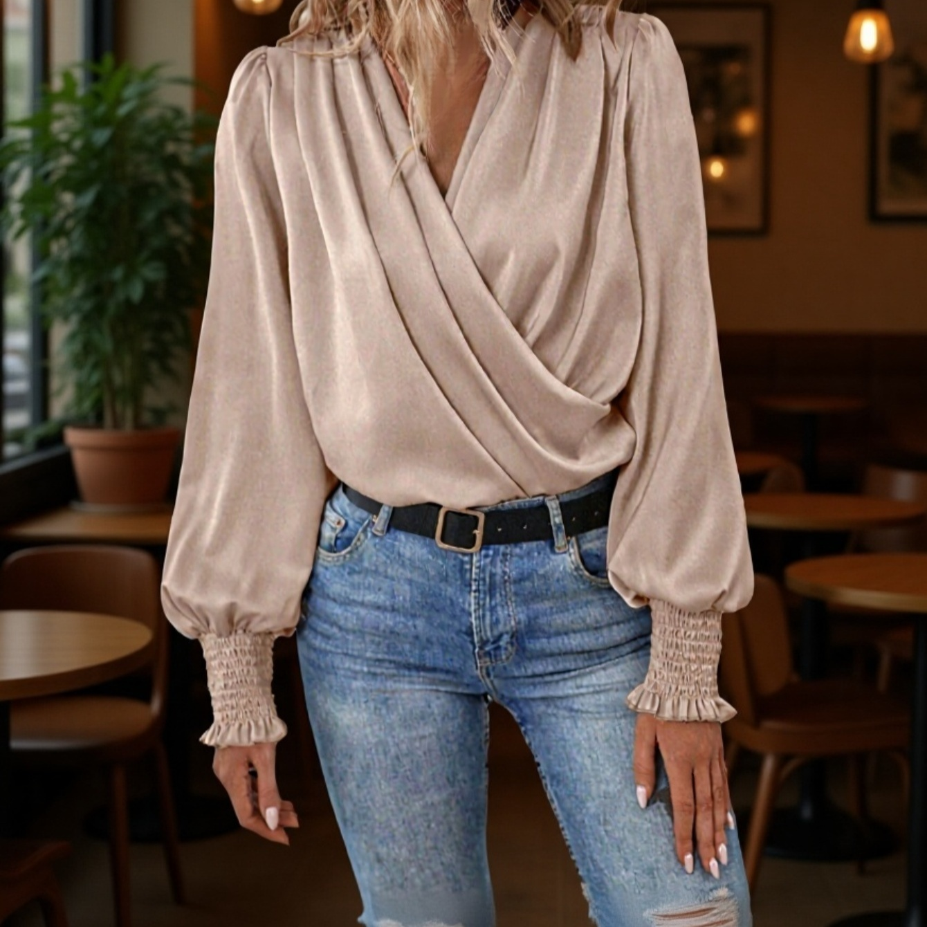 エレガントな雰囲気で、働く女性にぴったりな、ギャザー入りのランタンスリーブのVネック無地シャツ。