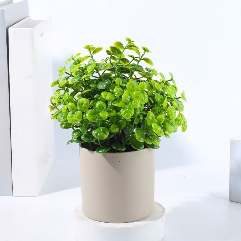 Adornos artificiales de plantas verdes